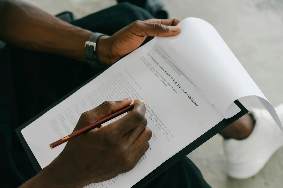 Pesquisadora analisando resultados de questionário com dados estatísticos