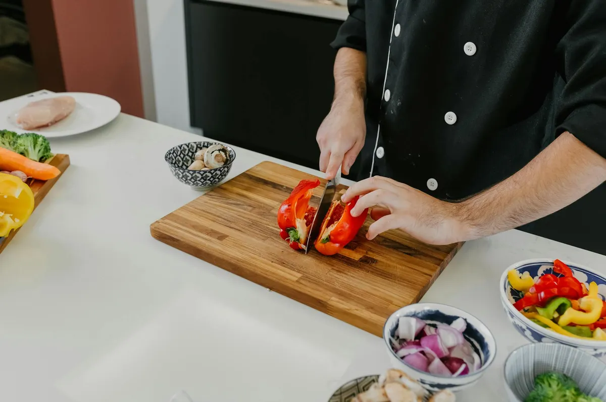 Pessoa preparando refeição simples e saudável em cozinha pequena