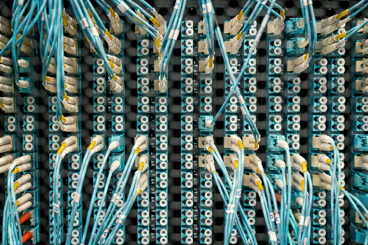 Diagrama de rede com nós conectados representando relações em pesquisa científica
