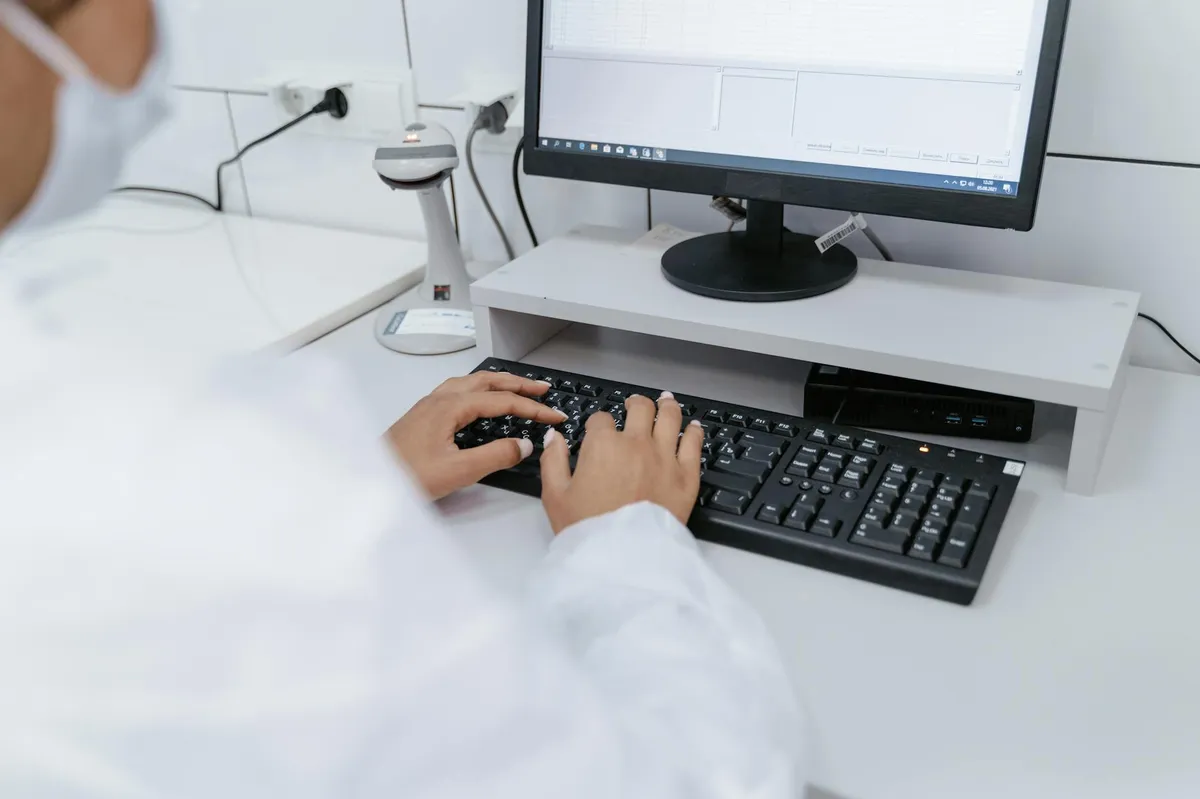 Pesquisadora usando software de análise qualitativa em computador