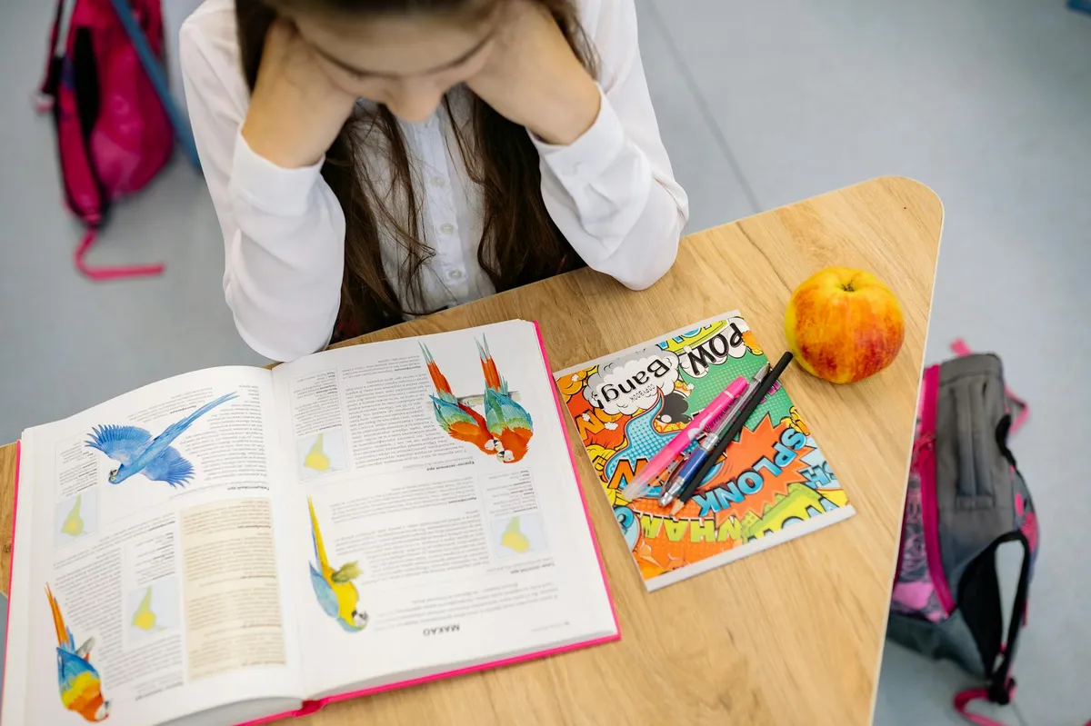 Cadernos escolares coloridos sobre mesa com material de estudo