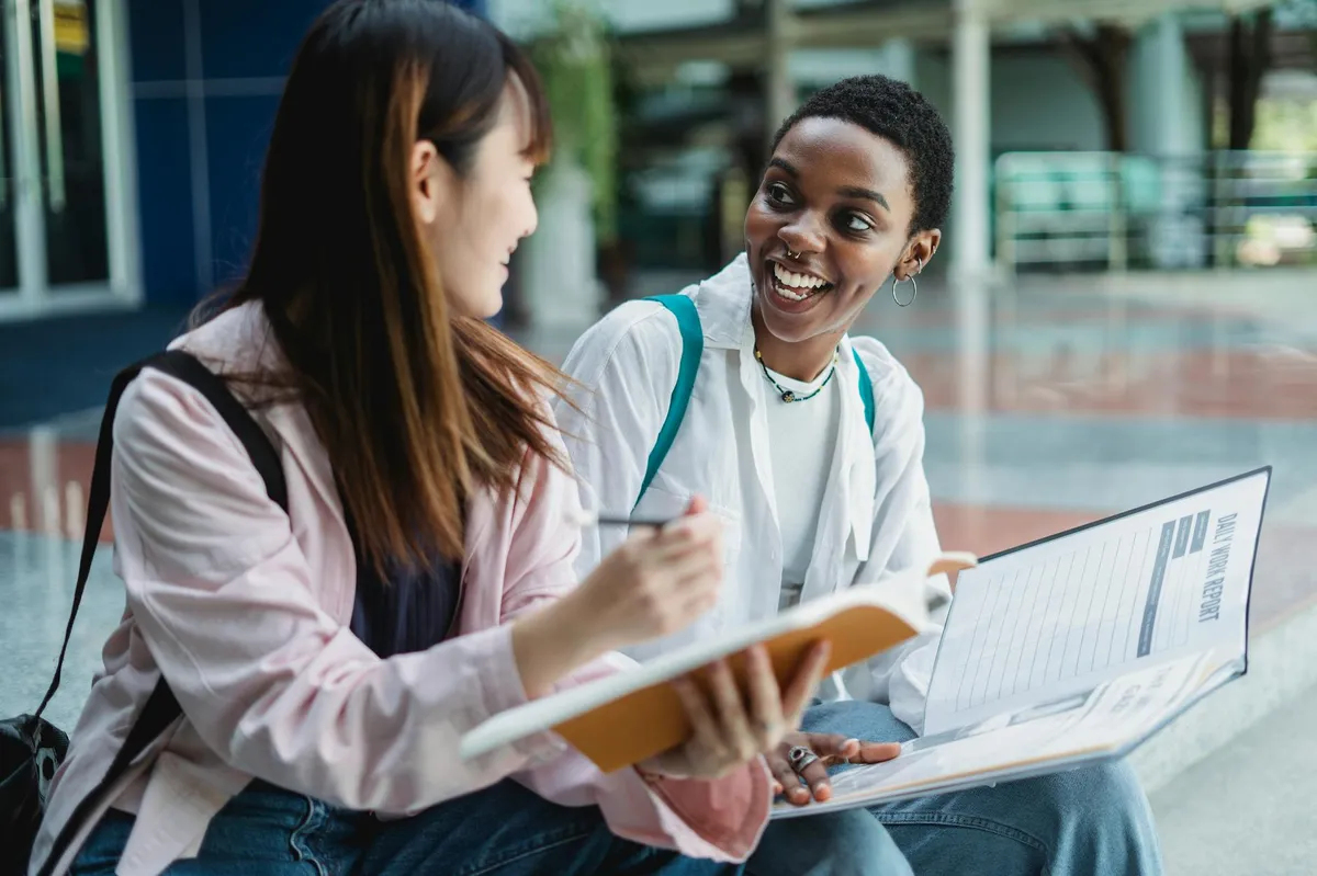 Estudantes de diferentes países em ambiente universitário representando cooperação acadêmica internacional