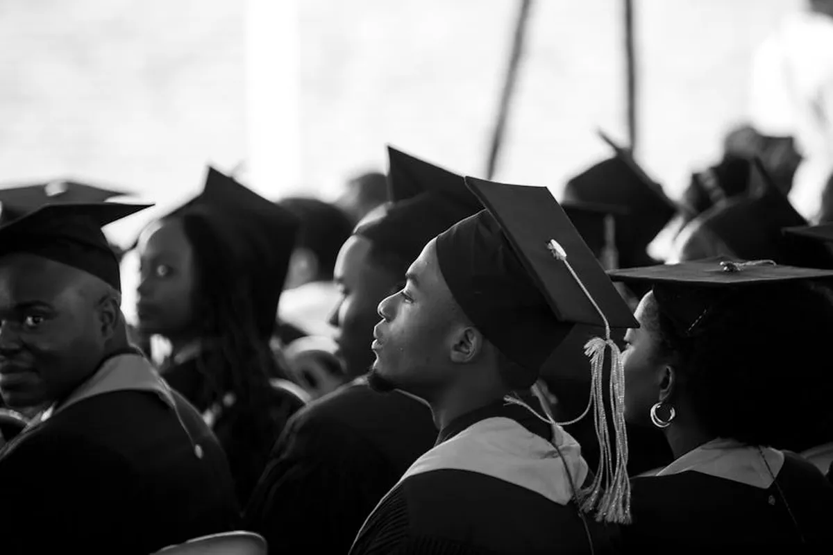 Estudante de pós-graduação com documentos de solicitação de bolsa em mesa universitária