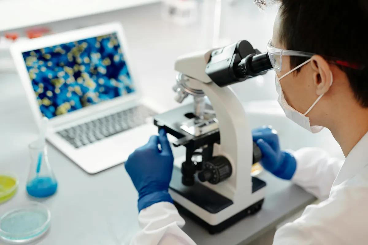 Pesquisador em laboratório analisando resultados científicos com equipamentos de pesquisa