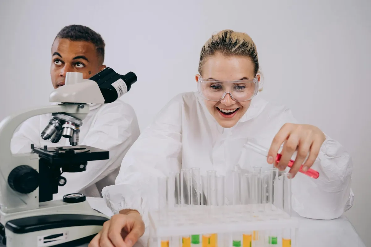 Pesquisadora trabalhando em laboratório de pesquisa com equipamentos científicos