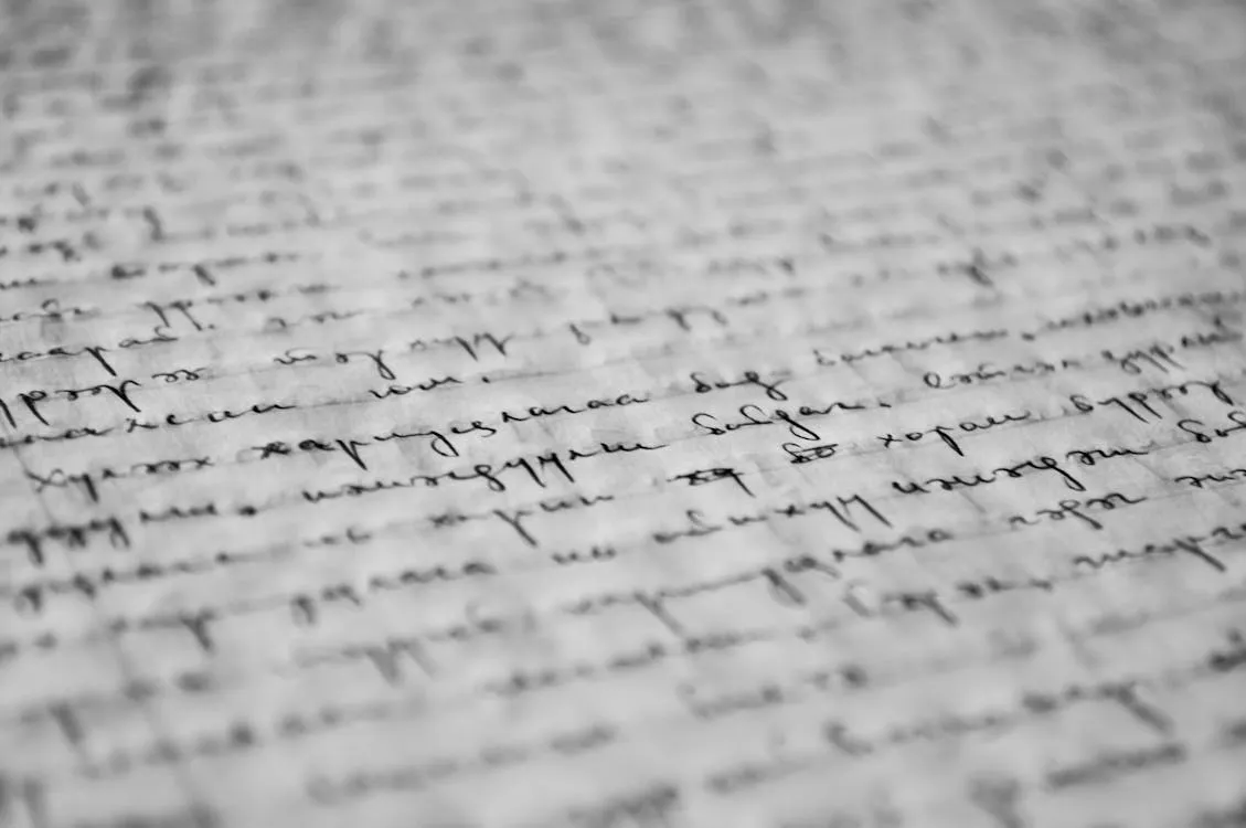 Livro aberto com texto sublinhado e caneta ao lado