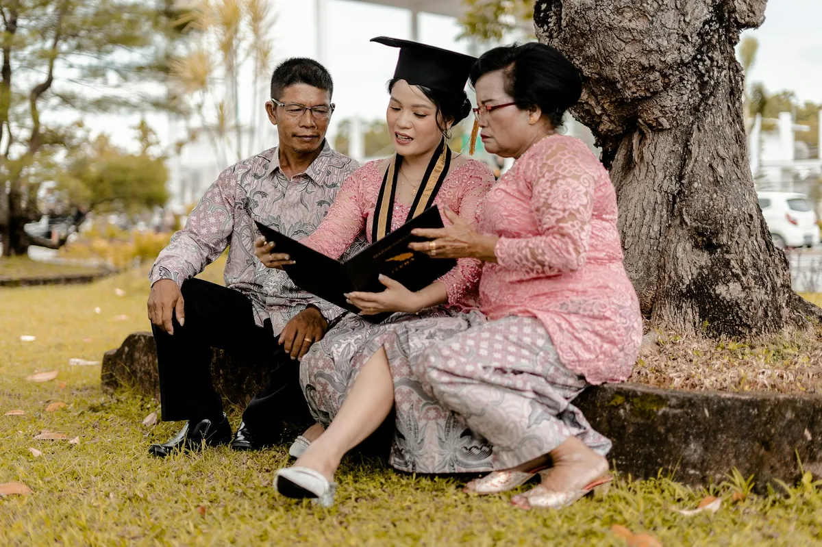 Estudante de pós-graduação em reunião com dois orientadores discutindo pesquisa