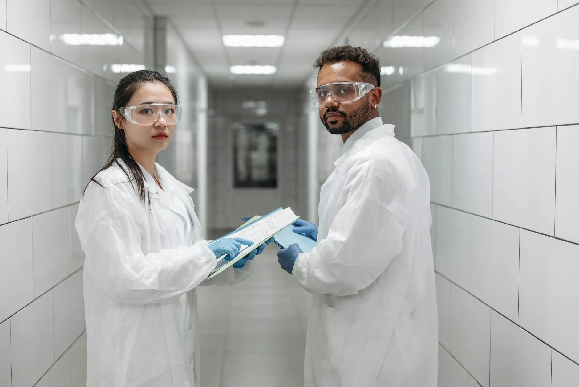 Grupo de pesquisadores trabalhando juntos em mesa com computadores e materiais de pesquisa