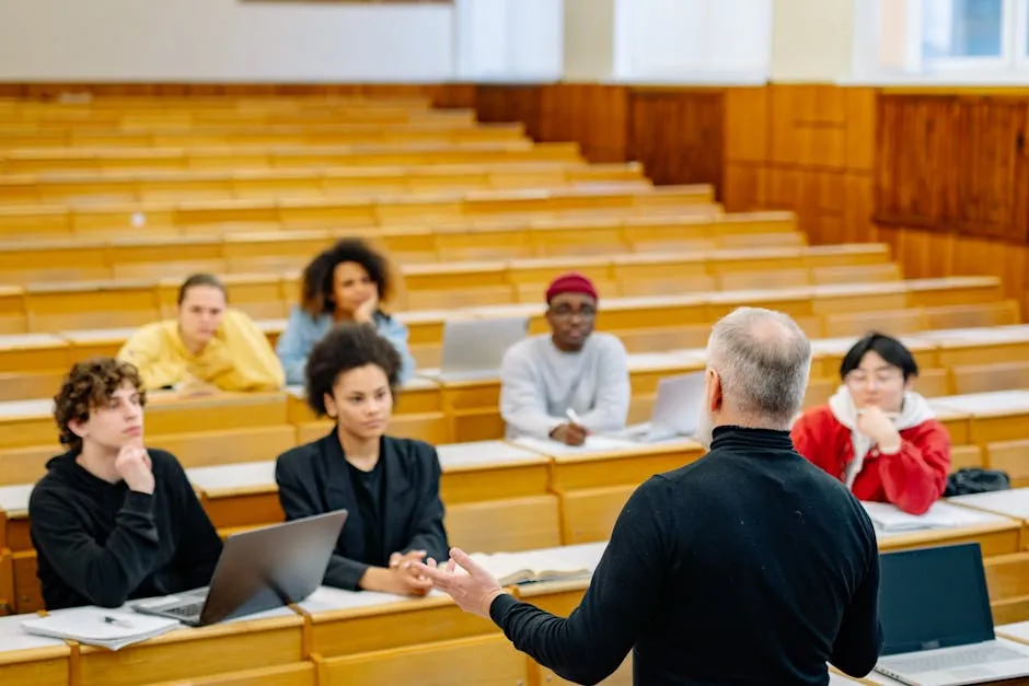 Estudante em pé apresentando slides para pequena banca em sala de aula.