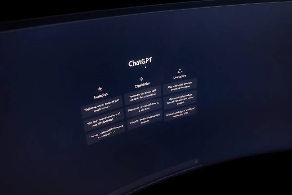 Tela de computador mostrando interface de assistente de IA com texto acadêmico