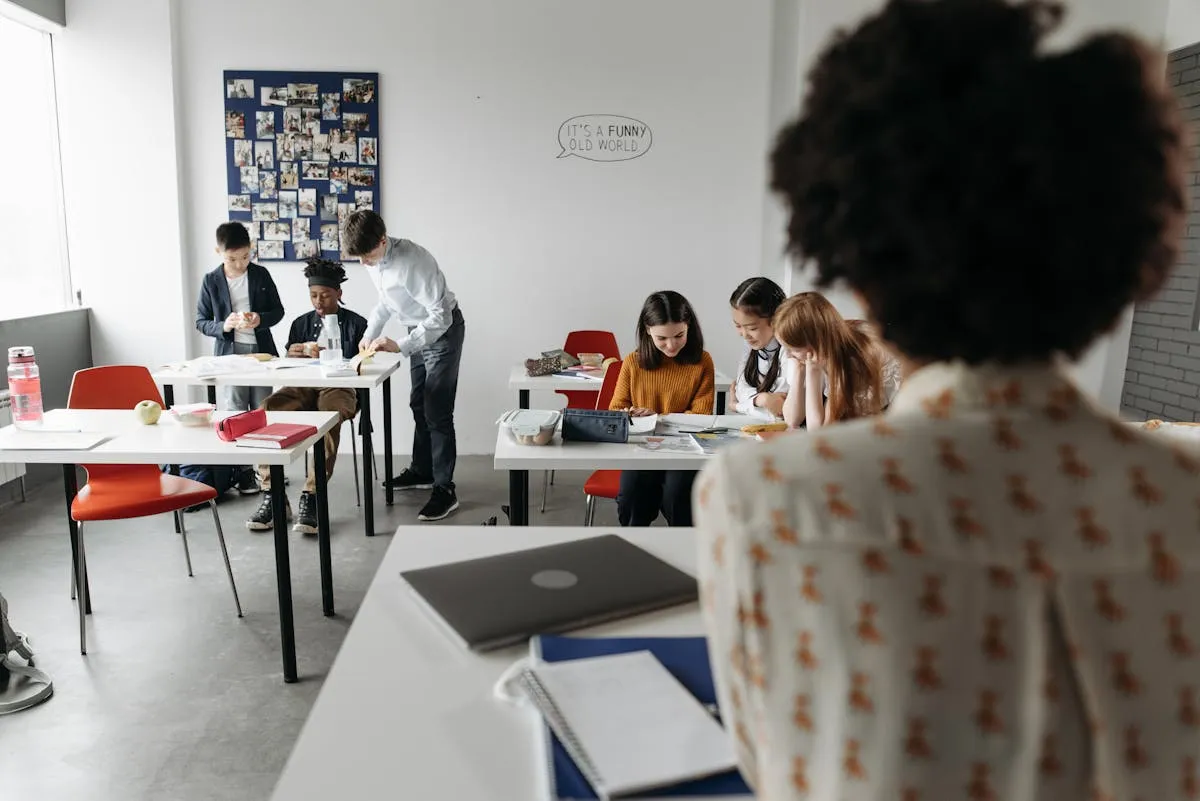 Estudante em ambiente universitário consultando documentos sobre bolsa