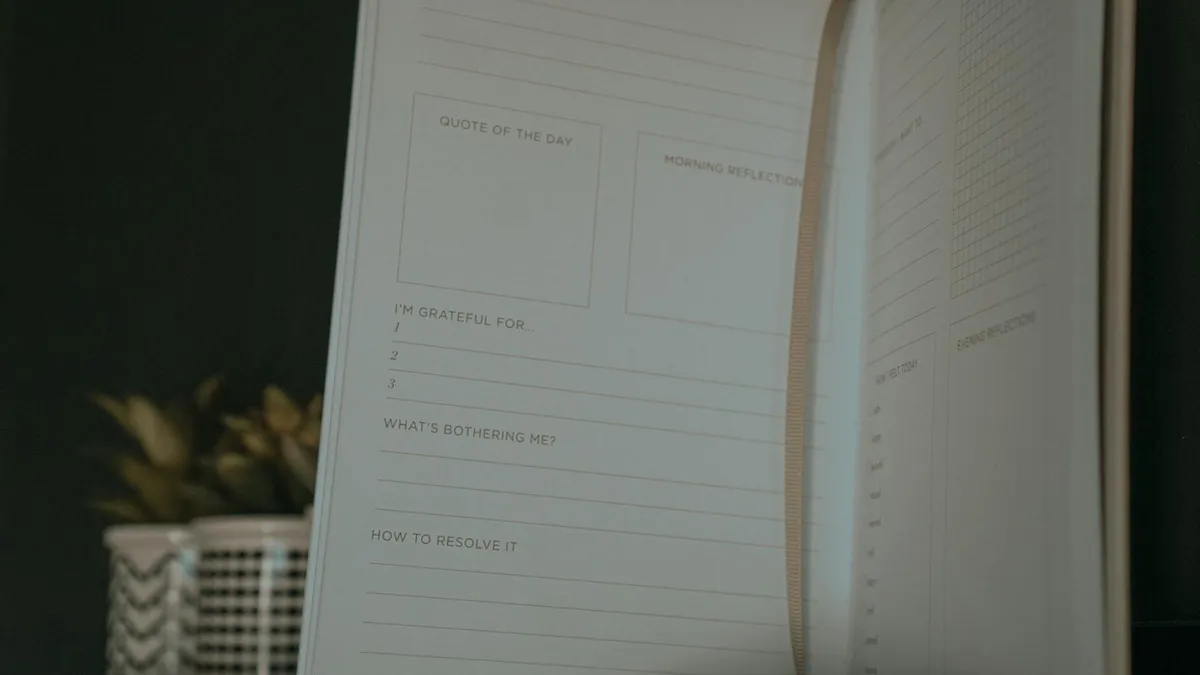 Pesquisadora escrevendo em caderno e notebook durante sessão de escrita focada