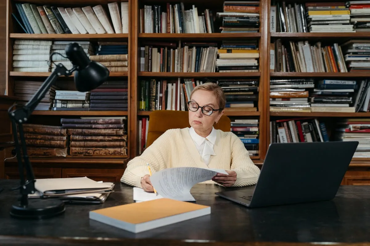 Pesquisadora lendo documentos de protocolo de ética em pesquisa
