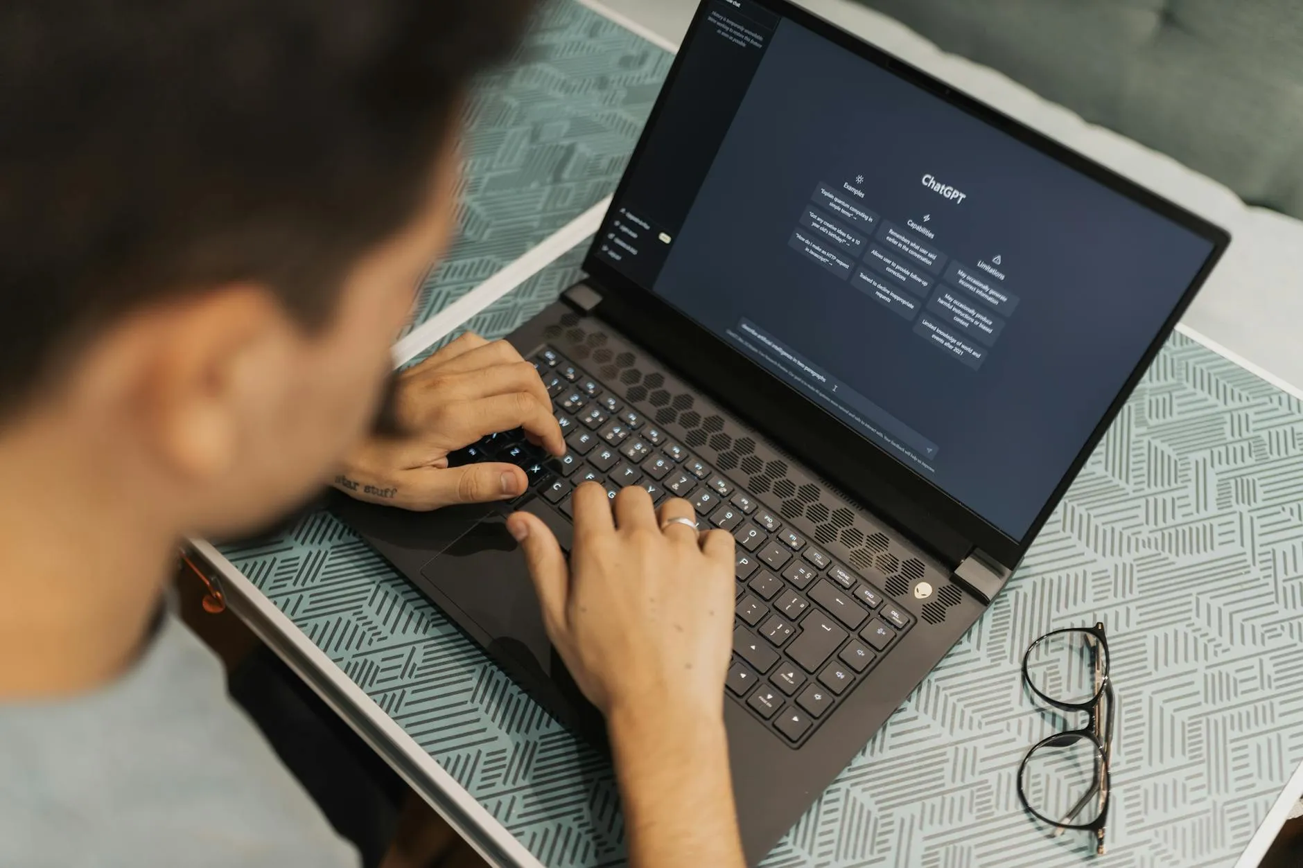 Estudante trabalhando em notebook com tela de inteligência artificial visível
