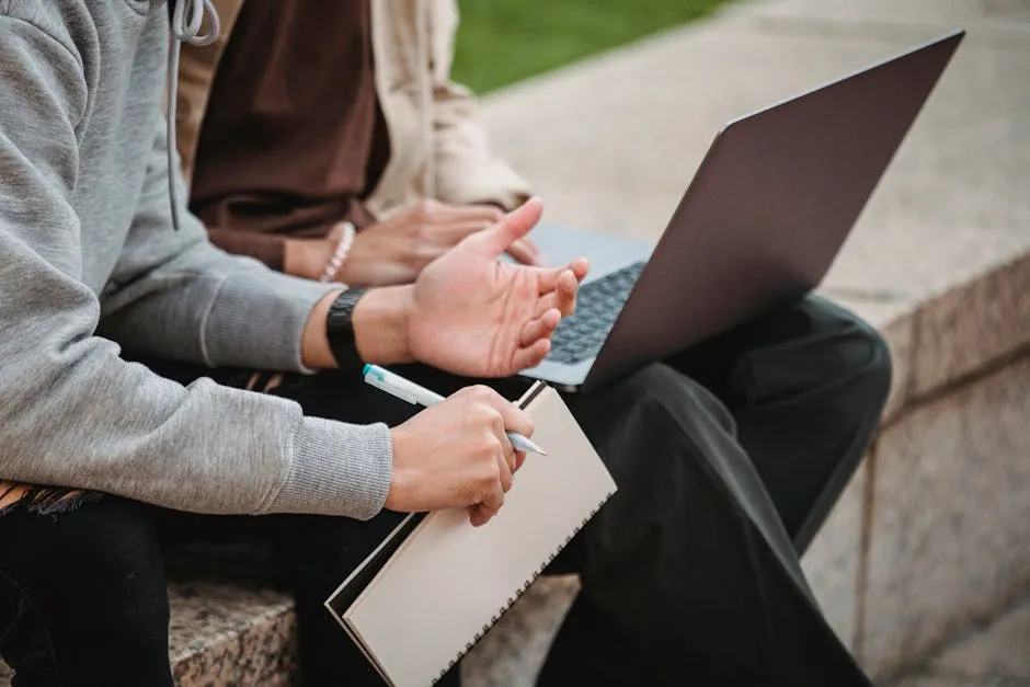 Estudante pesquisando em notebook com caderno de anotações, representando escolha de programa de pós-graduação.