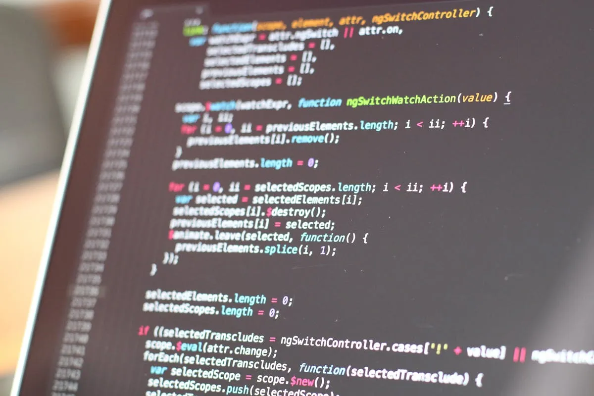 Tela com código LaTeX aberto mostrando fórmulas matemáticas em editor de texto