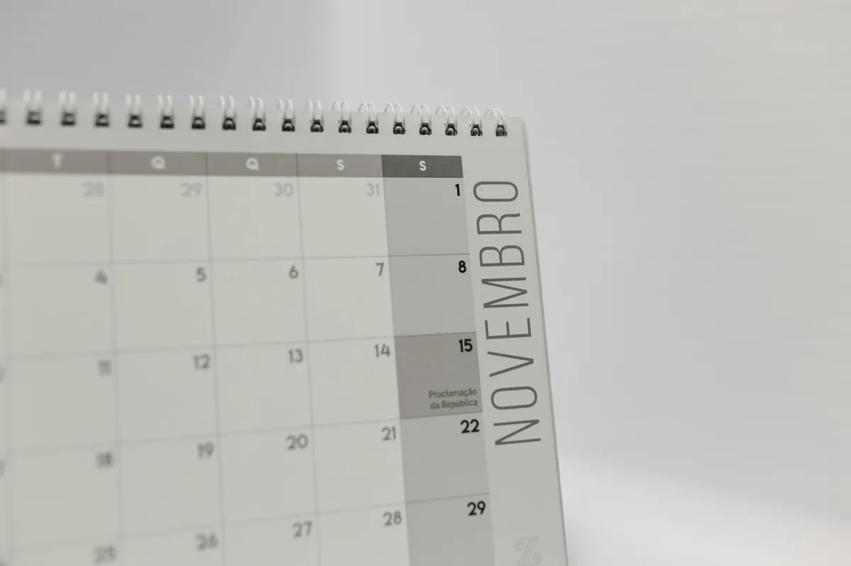 Planner acadêmico aberto com cronograma de pesquisa e datas marcadas