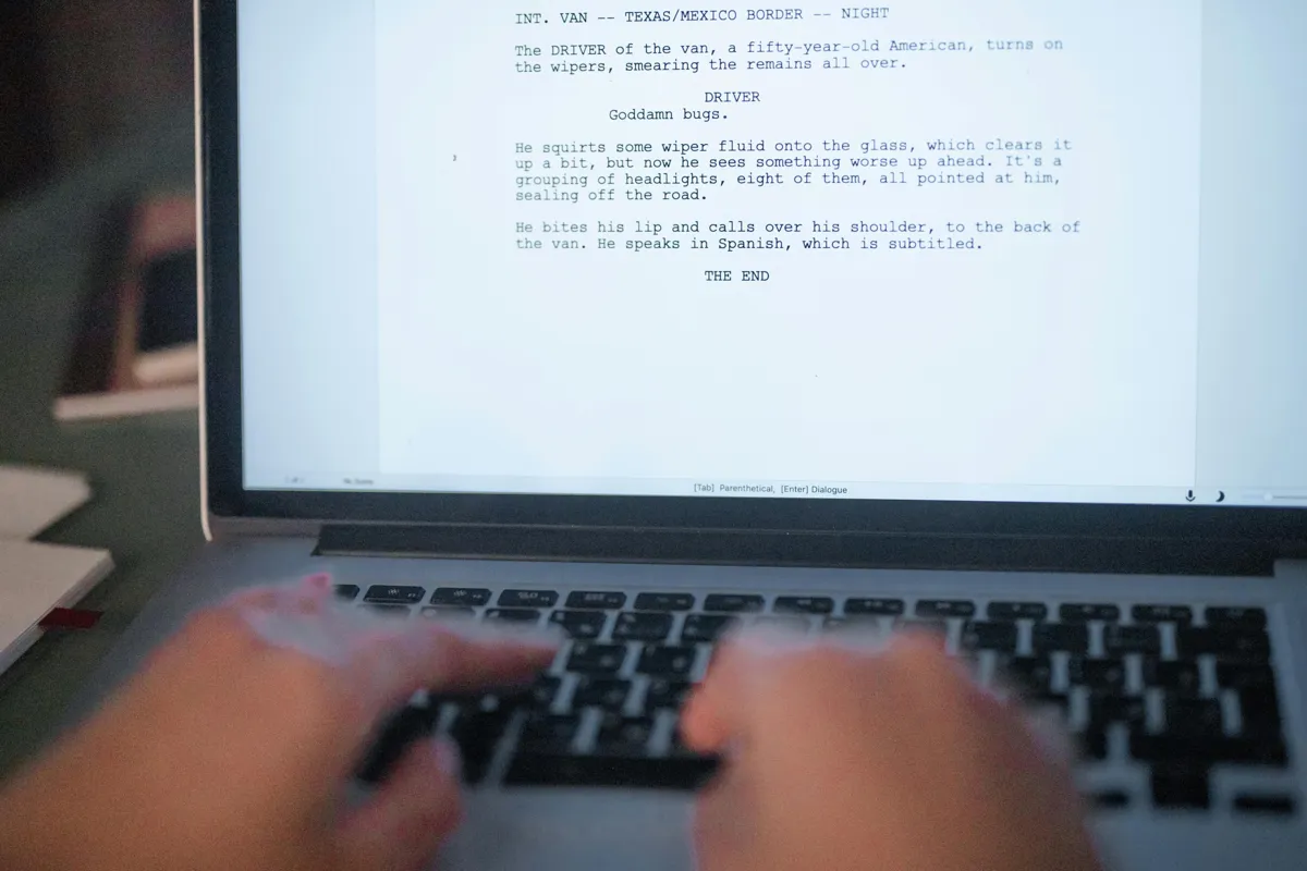 Pessoa usando laptop escrevendo documento acadêmico com estrutura organizada na tela.