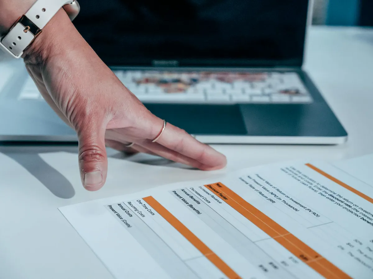 Tela de computador com planilha de dados e documento acadêmico com tabela formatada