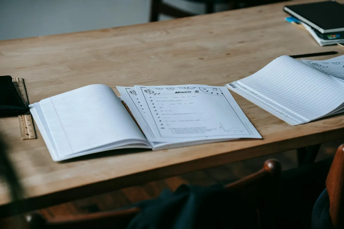 Documento acadêmico aberto com régua e lápis representando formatação de trabalho acadêmico