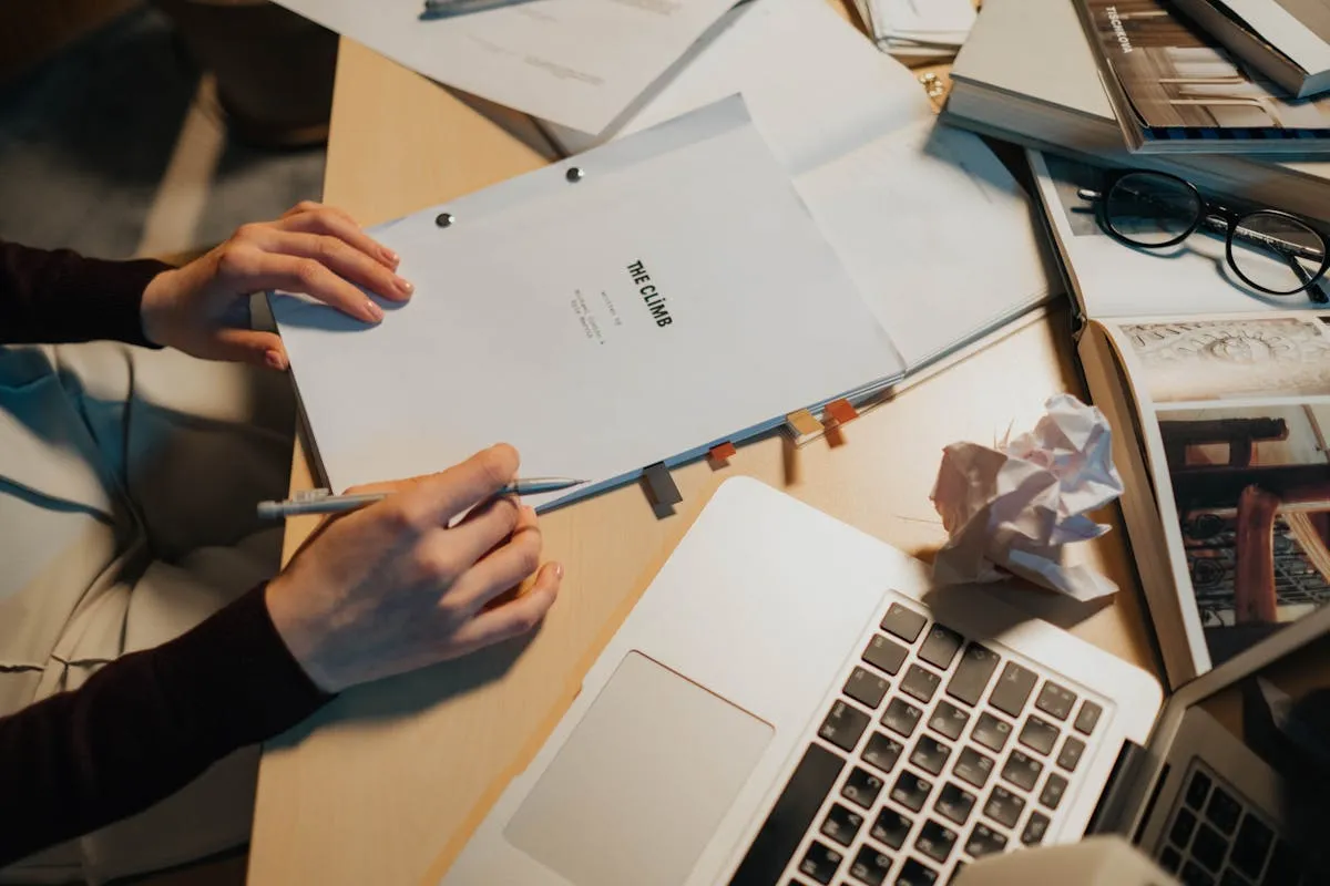 Tela de computador com documento acadêmico aberto no Microsoft Word