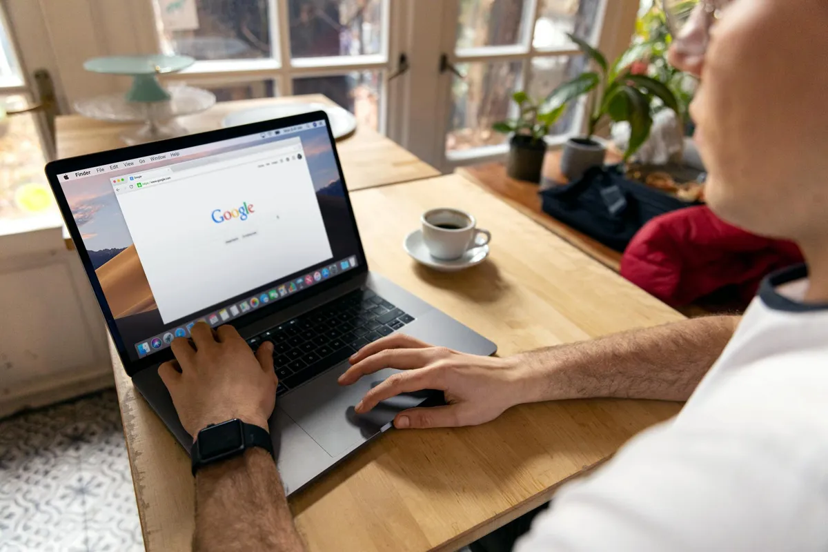 Tela de computador com navegador Chrome aberto em site acadêmico com extensão instalada