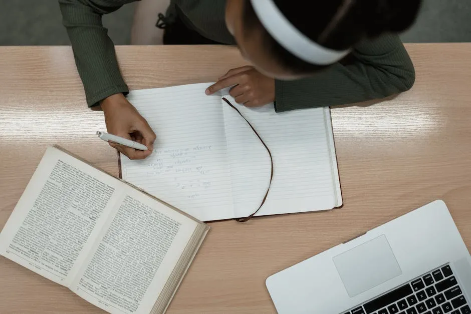 Estudante relendo livro acadêmico e fazendo anotações para parafrasear conteúdo