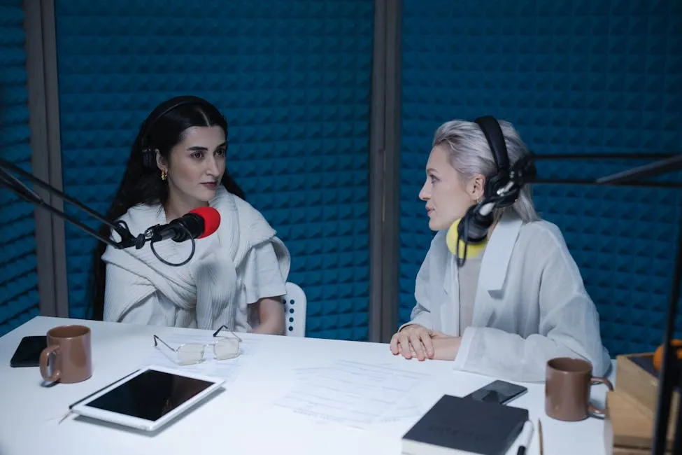 Pesquisadora com fones de ouvido ouvindo gravação de entrevista ao lado de caderno de anotações