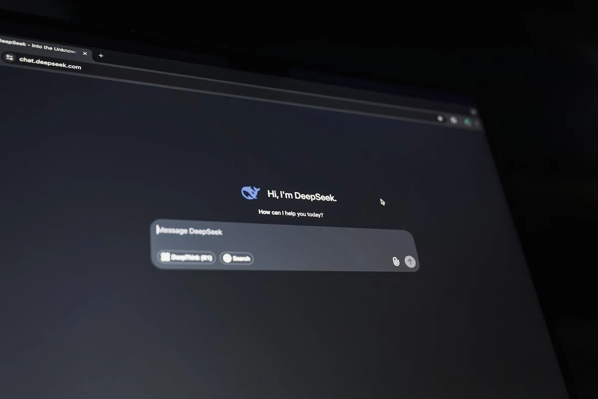 Tela de computador com interface de chat de inteligência artificial aberta