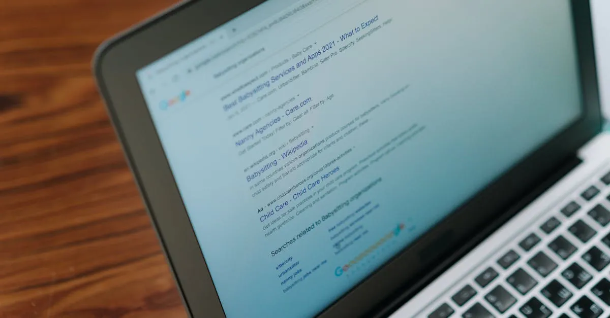 Tela de computador mostrando resultados de busca acadêmica com caderno ao lado
