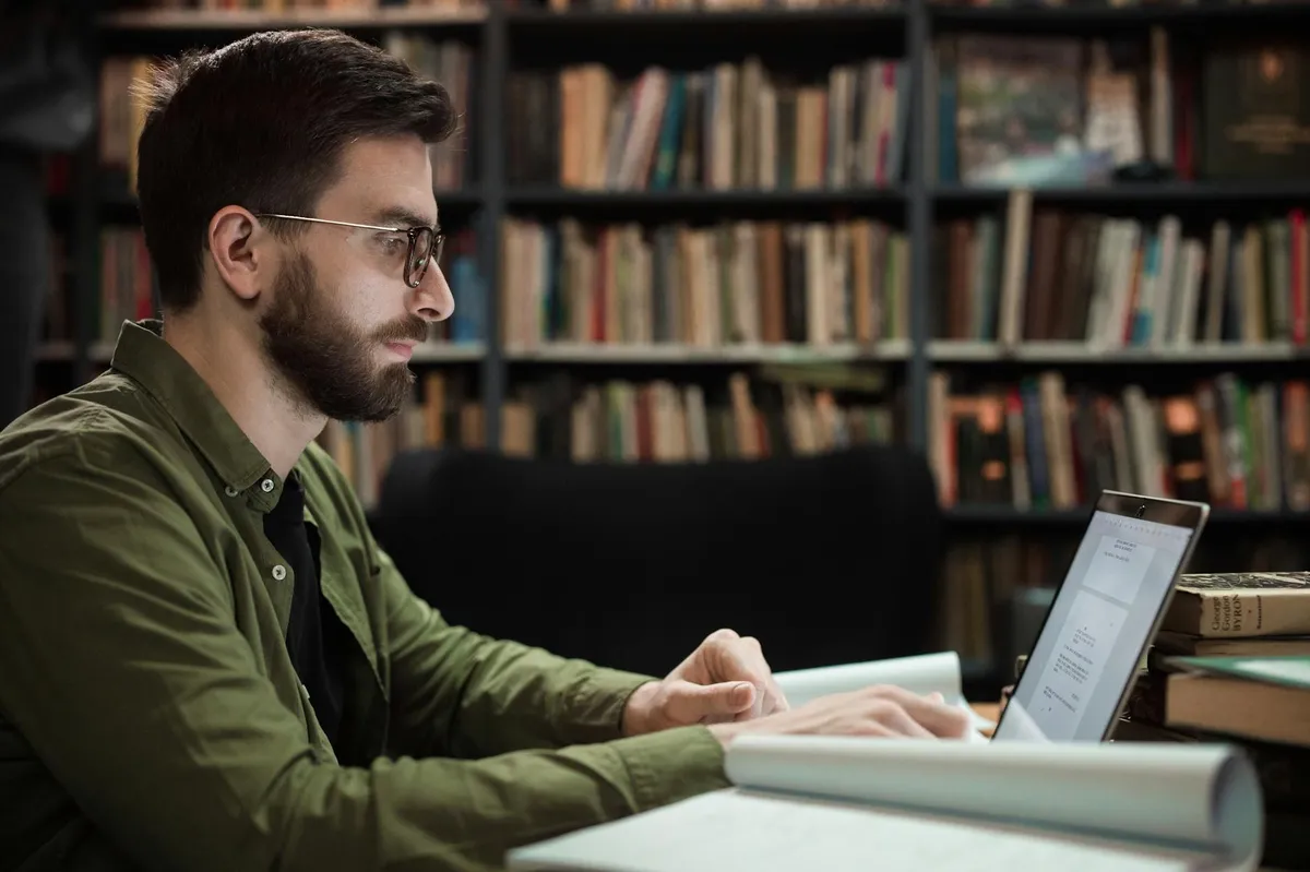 Pesquisador acessando perfil acadêmico online em computador