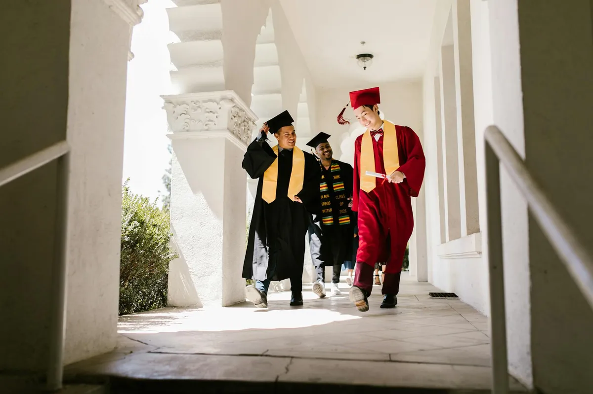 Grupo de estudantes de pós-graduação em corredor de universidade, com expressões de reflexão