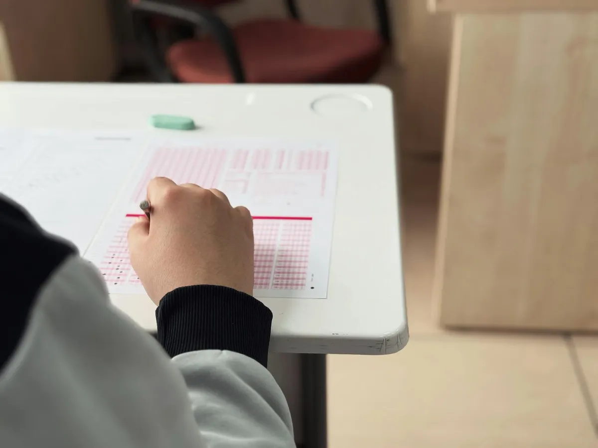 Estudante estudando idioma com livros e notebook para prova de proficiência