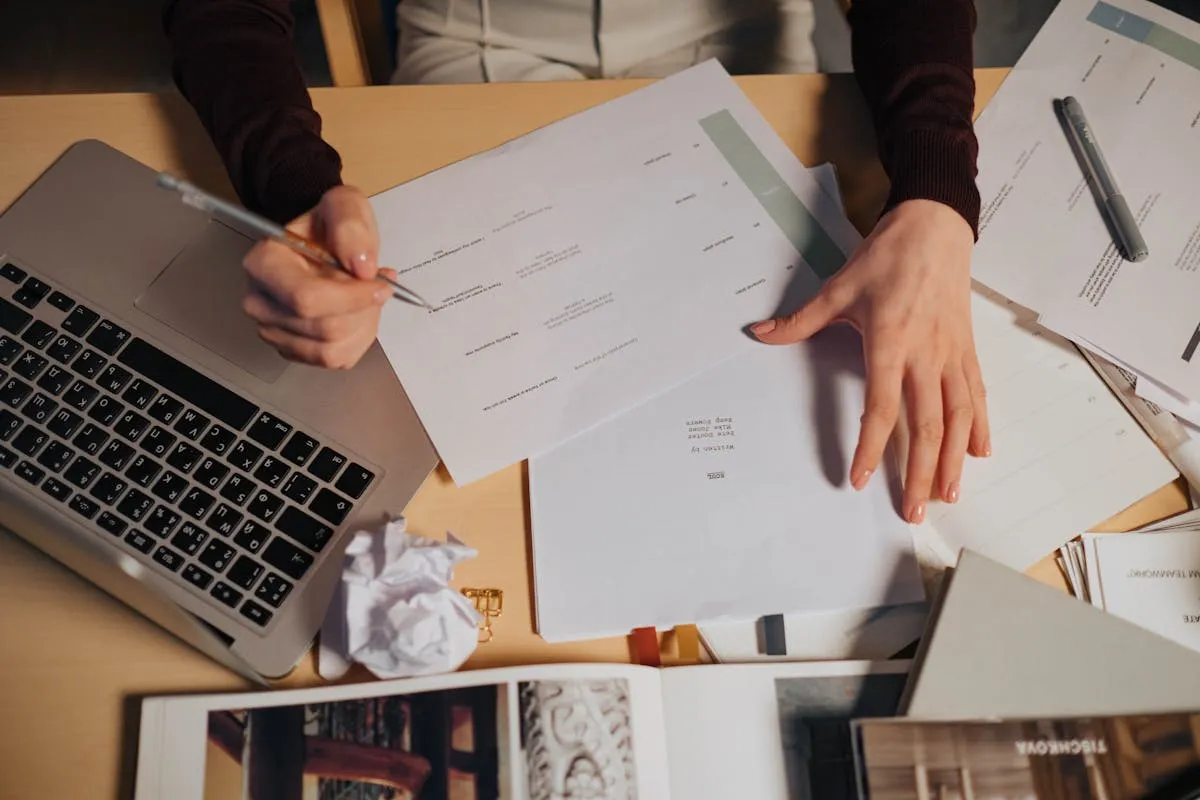 Estudante formatando trabalho acadêmico nas normas ABNT