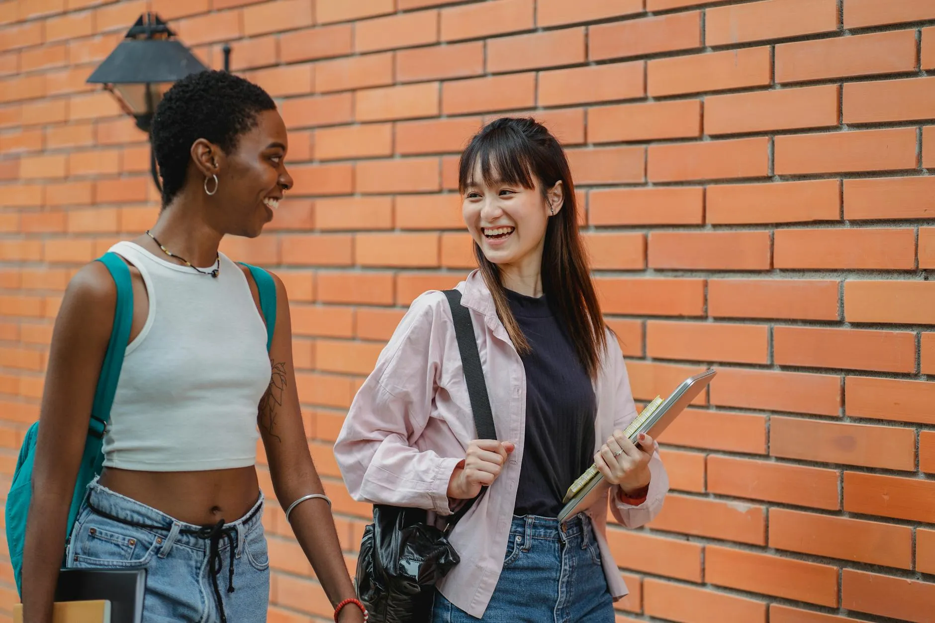 Grupo diverso de estudantes em corredor de universidade
