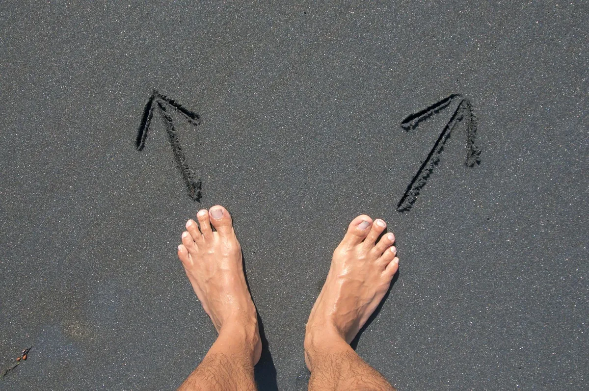 Pessoa sentada em escada com olhar reflexivo, representando momento de decisão importante