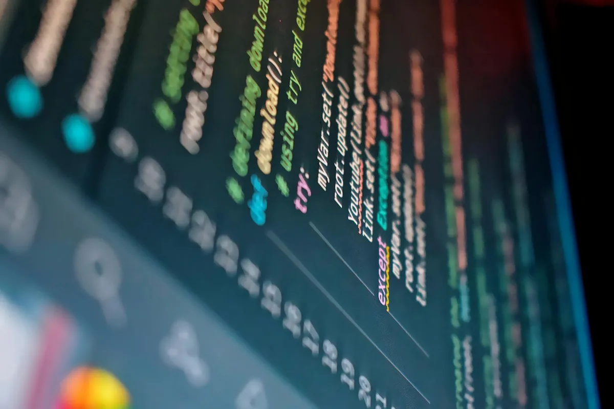 Tela de computador com software de detecção de plágio em texto acadêmico