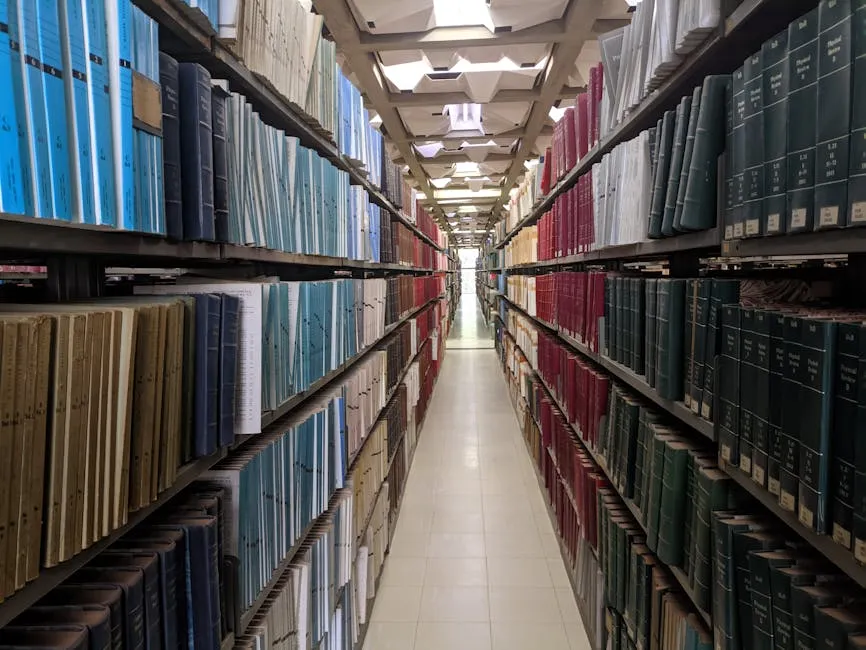 Pesquisadora lendo livros empilhados em biblioteca universitária