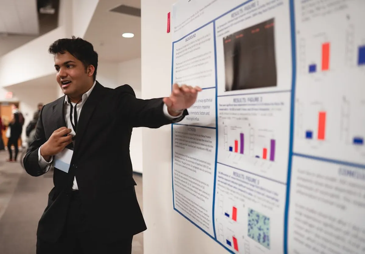 Pesquisador apresentando pôster científico em congresso acadêmico