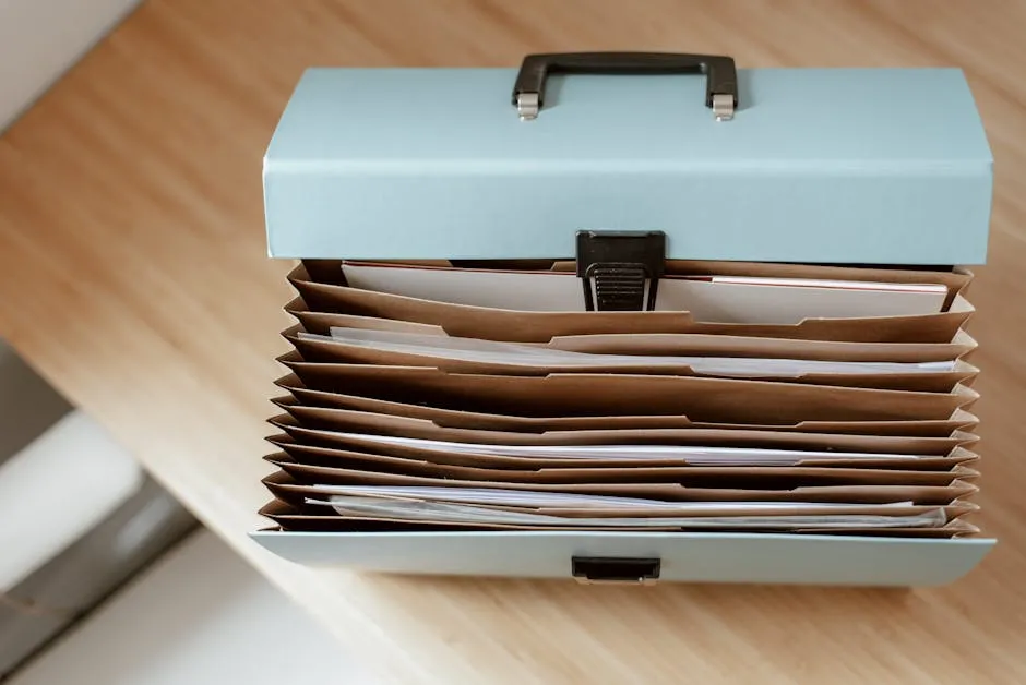 Pasta com documentos organizados sobre mesa, com caneta e lista ao lado representando checklist de matrícula