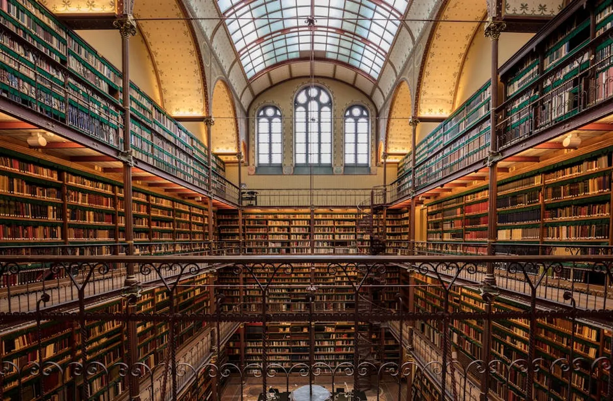 Livros e periódicos científicos com códigos de identificação visíveis na capa