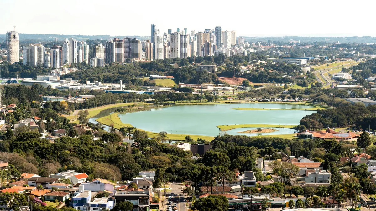 Vista do campus universitário em Curitiba com prédios acadêmicos
