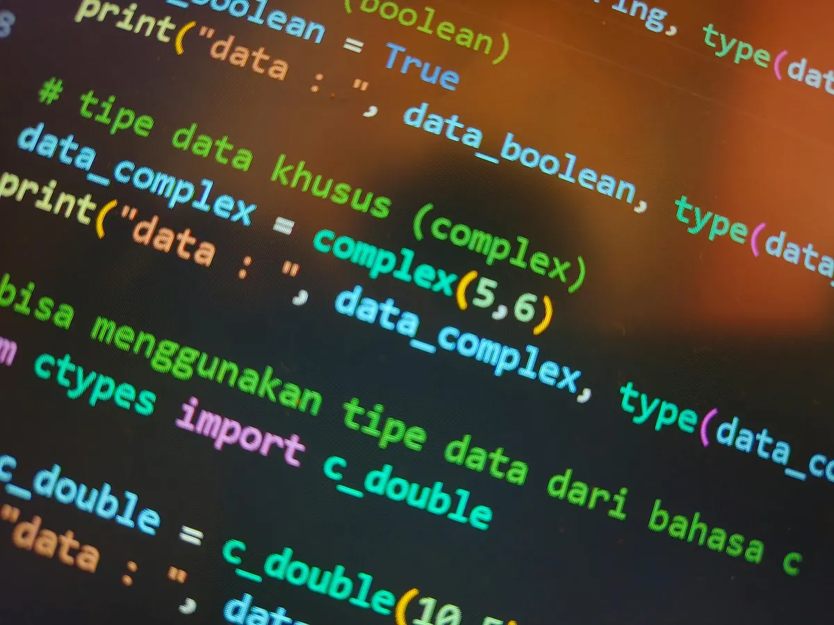 Estudante de computação trabalhando em código em computador em laboratório universitário