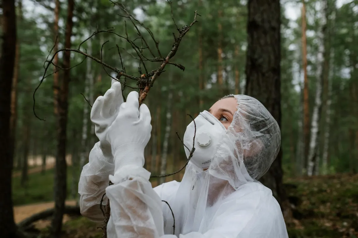 Pesquisadora em campo realizando coleta de amostras ambientais na natureza