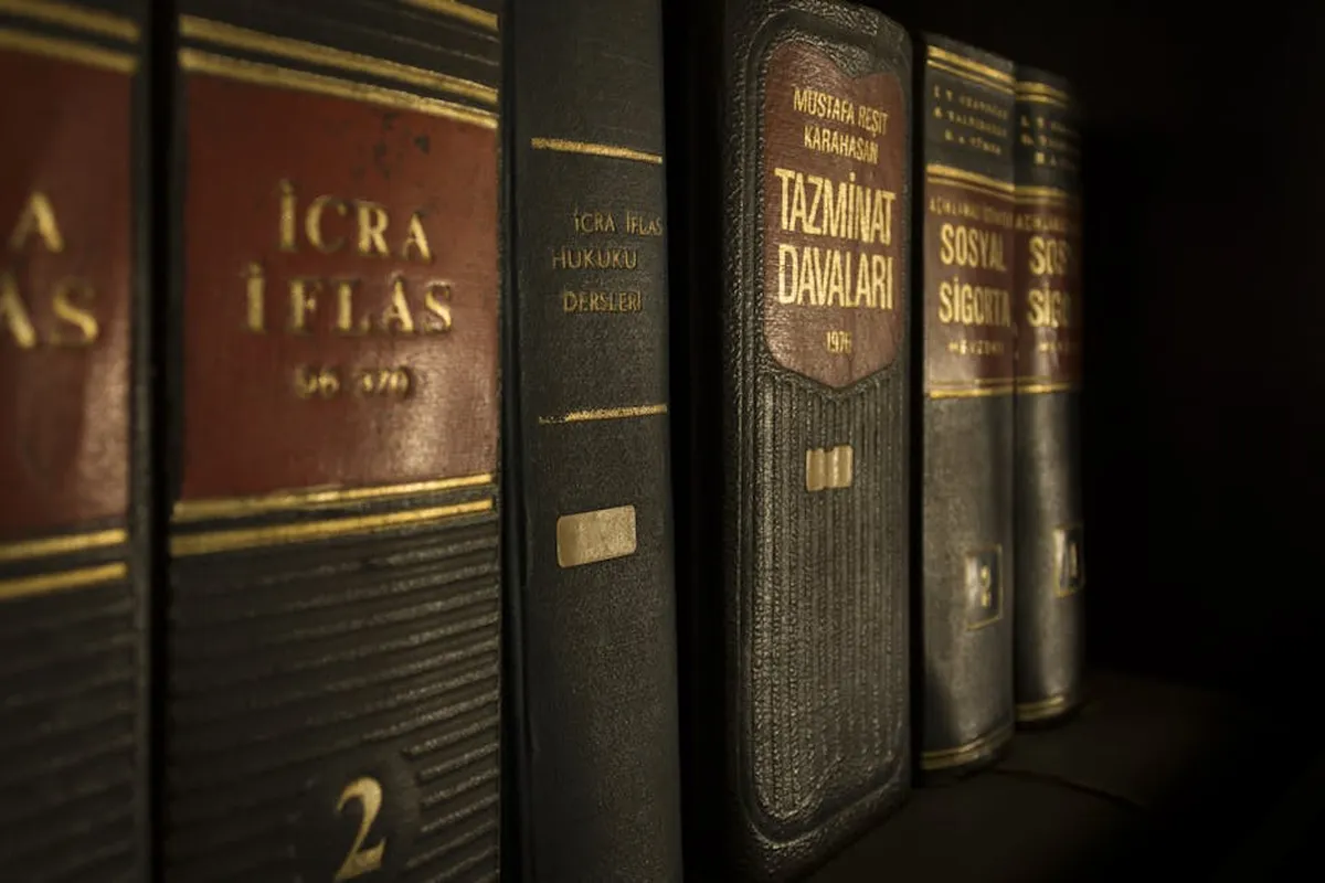 Livros de direito em mesa de biblioteca universitária com documentos acadêmicos