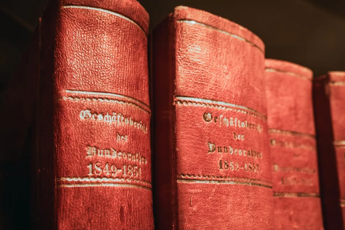 Livros antigos e documentos históricos sobre mesa, representando pesquisa em história