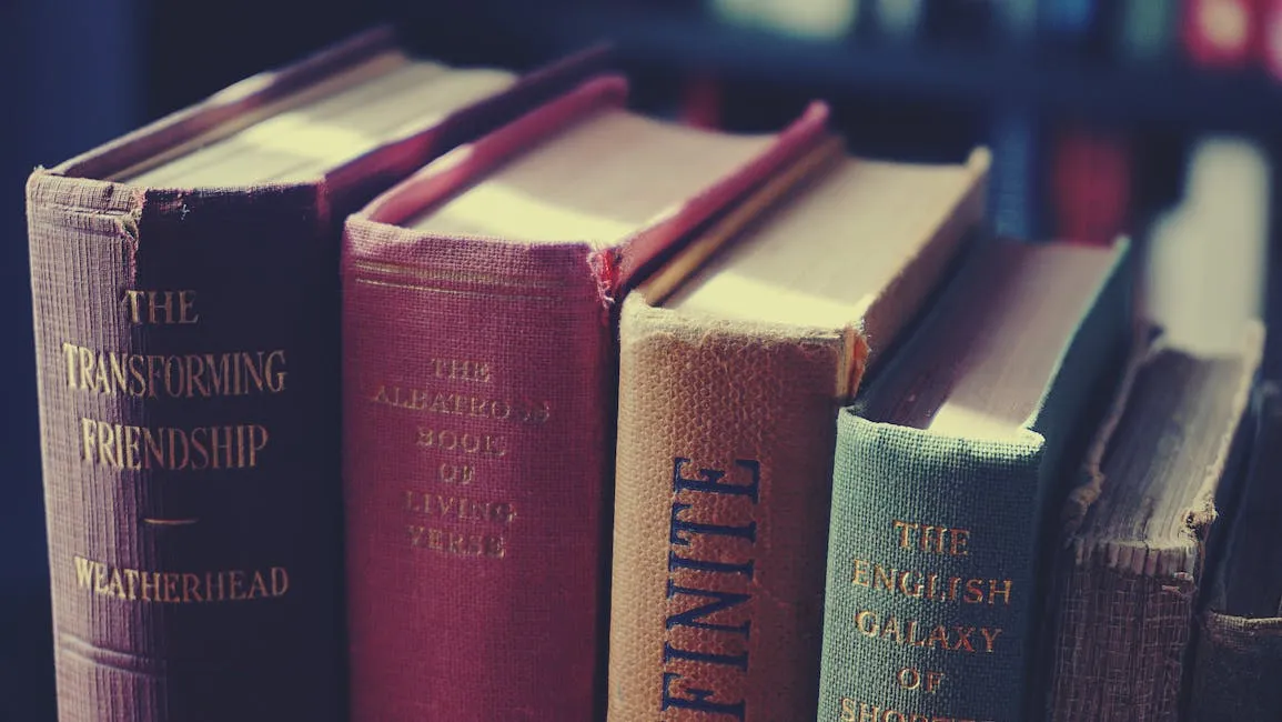 Livros abertos em mesa universitária com caderno de anotações de pesquisa em linguística