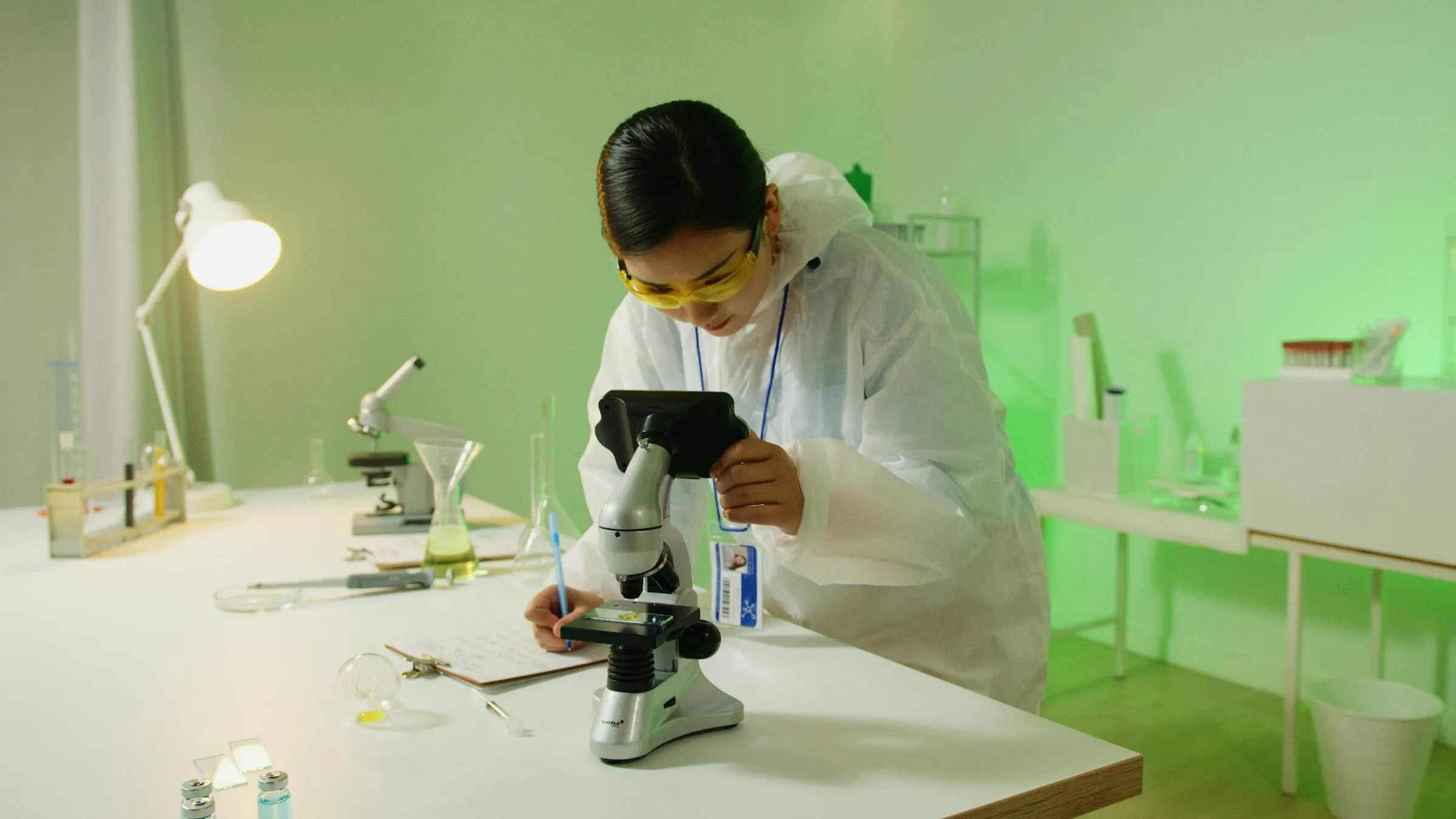 Nutricionista pesquisadora em laboratório com amostras e equipamentos de pesquisa em nutrição