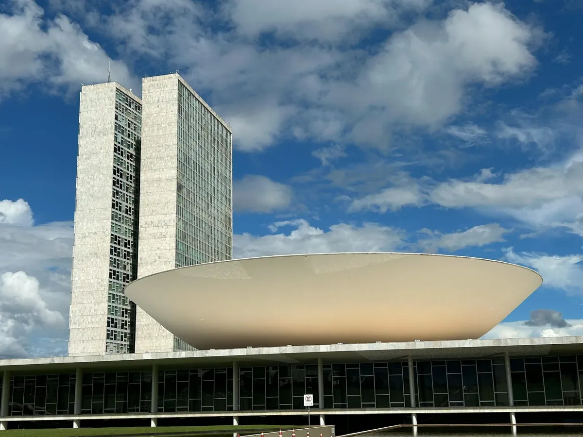 Edifício do Congresso Nacional do Brasil com perspectiva ampla