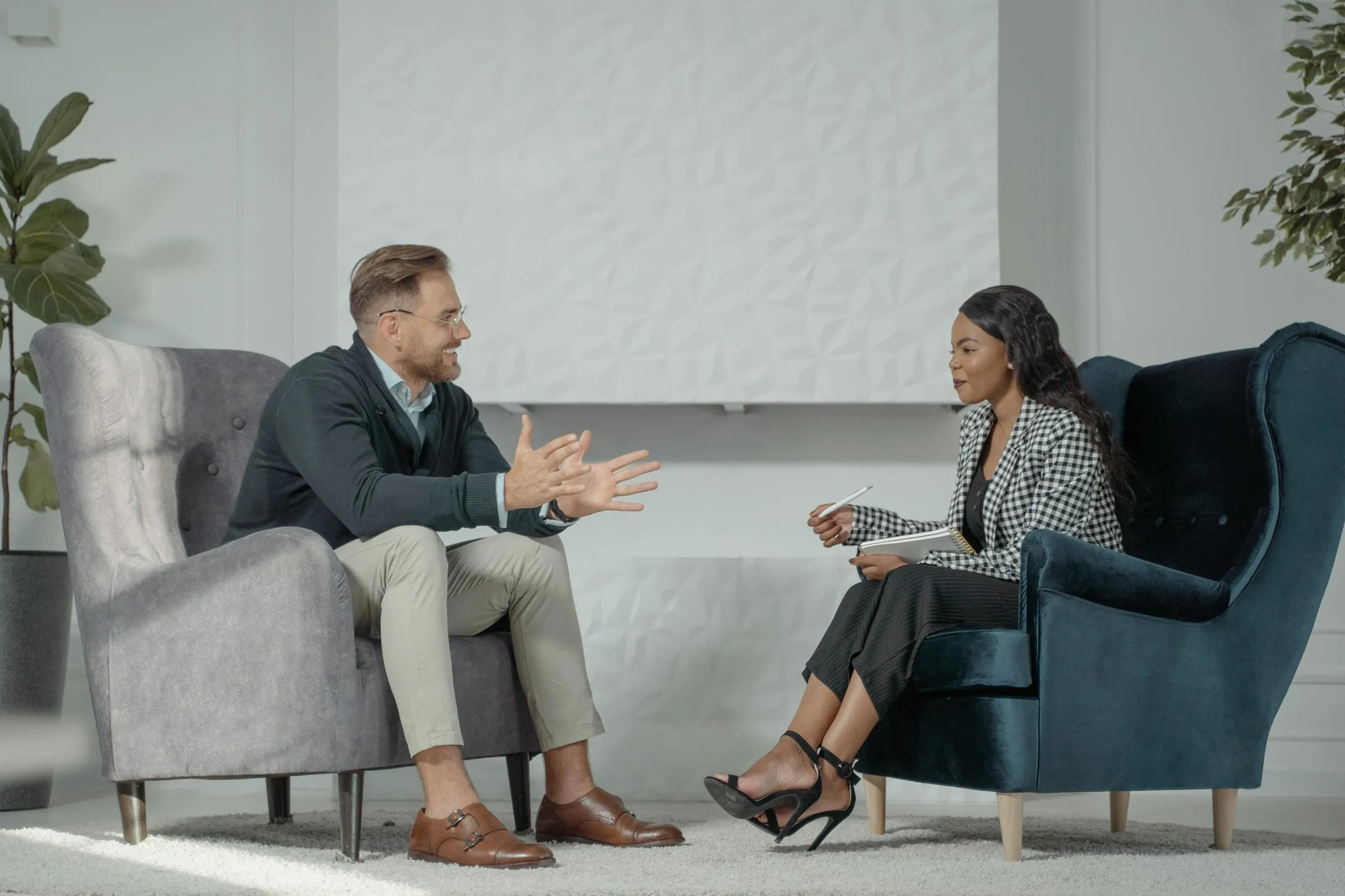 Duas pessoas em conversa face a face, representando uma entrevista em profundidade na pesquisa qualitativa